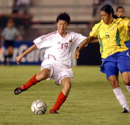 中国踢足球vs桑巴足球的相关图片