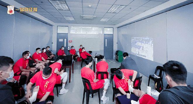 中国队vs菲律宾赛后更衣室的相关图片